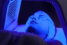 UV-LEDs-Licht-Gesichtsbehandlung einer Frau