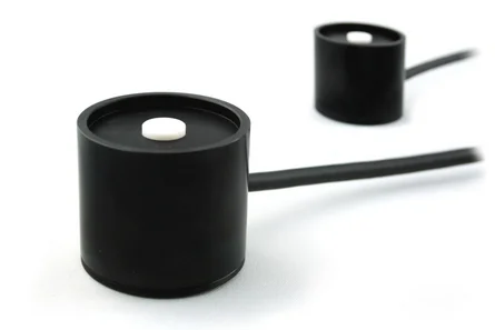 Zwei UV-Radiometersensoren mit kosinuskorrigiertem Diffusor und Anschlusskabel