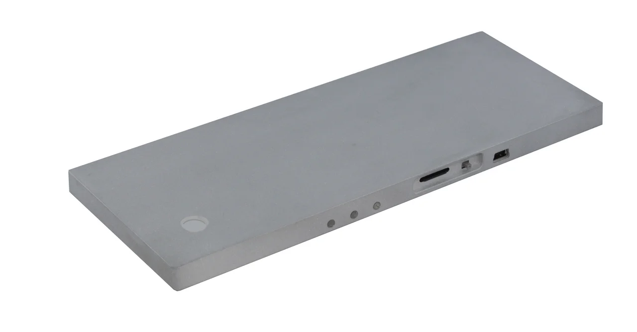 tinyTracker 172 nm von schräg oben: flaches Gehäuse mit weißem Diffusor über dem SiC-Photodetektor, SD-Karten-Schacht und Mini-USB-Anschluss.