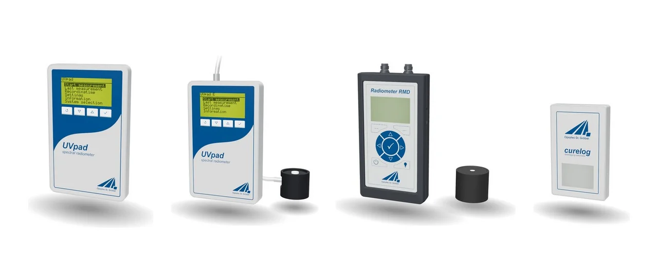 3D-Modelle der UV-Messgeräte UVpad, UVpad E, Curelog und RMD nebeneinander im Opsytec-Produktviewer.